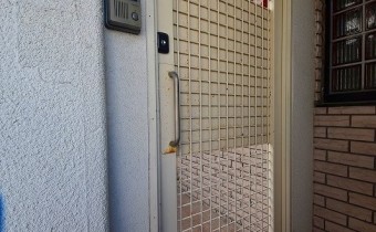 それ以上は階段で上ります！