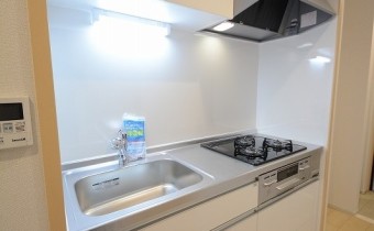 3口ガスシステムキッチン※同マンション別タイプの写真です