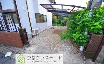 敷地内ガレージ　※車種によっては2台駐車可