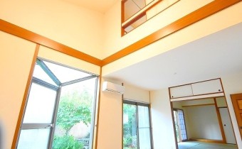 洋室の天井吹き抜け