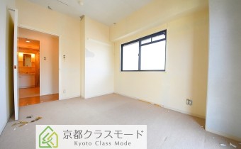 洋室5.7帖・別アングル　※全室フローリングに改装されます。