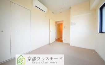 洋室5.7帖・別アングル　※全室フローリングに改装されます。