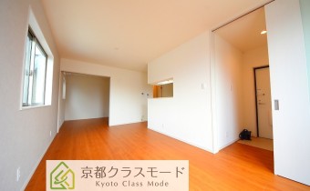 カウンターキッチンタイプの広々としたリビングダイニング♪