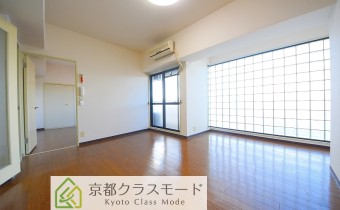 採光窓も多く明るい室内環境です☆