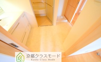 脱衣所へはキッチンからも通れます☆
