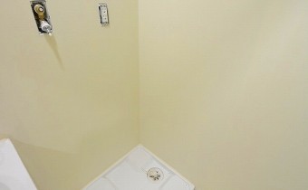 洗濯機置場　※改装工事中の時の写真です。