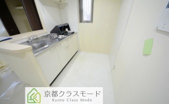 キッチンスペース　※改装工事中の時の写真です。