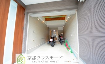 ガレージはシャッター付き