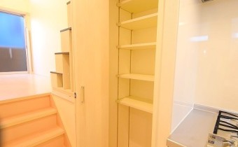 キッチン横収納スペース