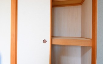 押入
