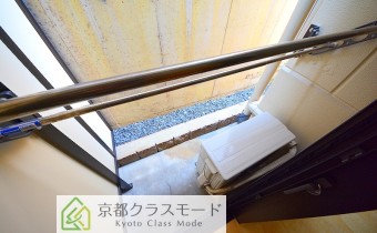 バルコニーは少し狭めです