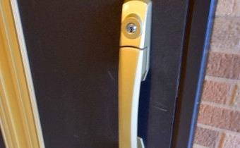 ダブルロック玄関ドア