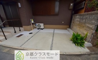 敷地内ガレージ　※ぎりぎり軽自動車が駐車できるかです。要：確認