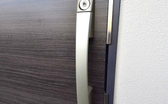 ダブルロック玄関ドア