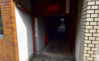 路地奥に玄関があります。
