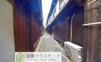 京都らしい雰囲気の町家が並んでいます。