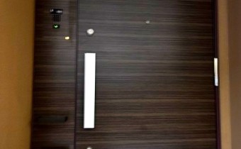 玄関ドア　　※室内写真は同マンション内の113号室のものです。
