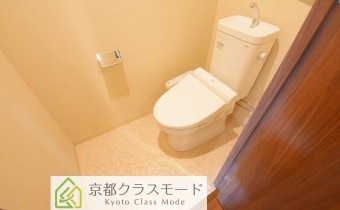 ウォシュレットトイレ　※室内写真は同マンション内の113号室のものです。