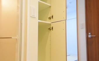 脱衣所の収納　※室内写真は同マンション内の113号室のものです。