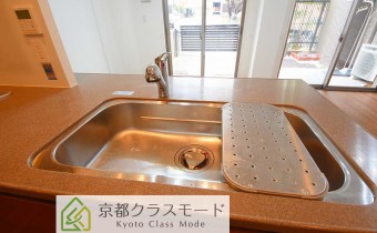 調理スペース＆シンク　※室内写真は同マンション内の113号室のものです。
