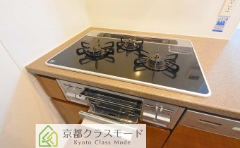 3口ガスコンロ（グリル付き）　※室内写真は同マンション内の113号室のものです。