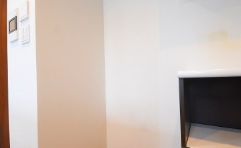 冷蔵庫置場　※室内写真は同マンション内の113号室のものです。