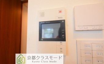 TVドアホン　※室内写真は同マンション内の113号室のものです。