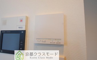 床暖房付き　※室内写真は同マンション内の113号室のものです。