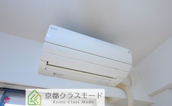 エアコン　※室内写真は同マンション内の113号室のものです。