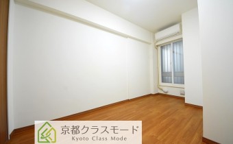Room ※室内写真は同マンション内の113号室のものです。