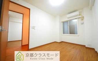 Room 　※室内写真は同マンション内の113号室のものです。