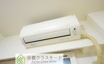 エアコン　※室内写真は同マンション内の113号室のものです。