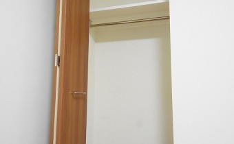 クローゼット　※室内写真は同マンション内の113号室のものです。