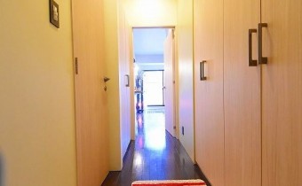 玄関　※室内写真は同マンション内の101号室のものです。