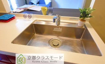 調理スペース＆シンク　※室内写真は同マンション内の101号室のものです。
