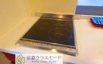 2口IHコンロ　※室内写真は同マンション内の101号室のものです。