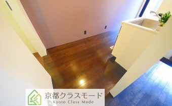 キッチンスペース　※室内写真は同マンション内の101号室のものです。