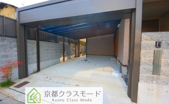 シャッター付き敷地内ガレージ(サイズによっては2台駐車可)