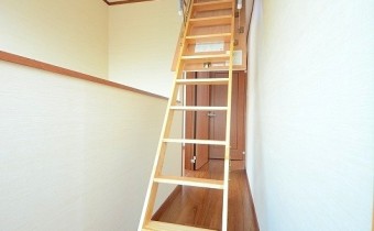 屋根裏収納スペースへ