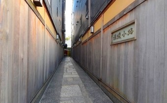 京都らしい雰囲気が漂う路地