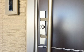 ダブルロック玄関ドア