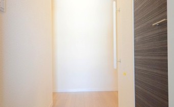 玄関　※室内写真は同建物内の2LDKタイプのものです。参考にご覧ください。