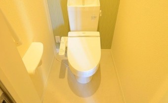 ウォシュレットトイレ　※室内写真は同建物内の2LDKタイプのものです。参考にご覧ください。