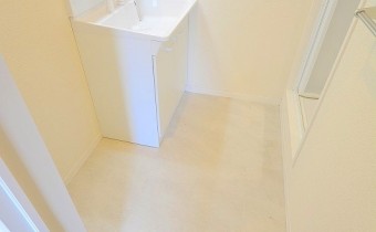 脱衣スペース　※室内写真は同建物内の2LDKタイプのものです。参考にご覧ください。