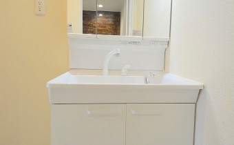 独立洗面台　※室内写真は同建物内の2LDKタイプのものです。参考にご覧ください。