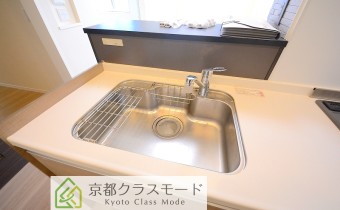 調理スペース＆シンク　※室内写真は同建物内の2LDKタイプのものです。参考にご覧ください。