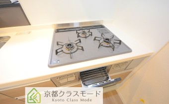 3口ガスコンロ(グリル付き)　※室内写真は同建物内の2LDKタイプのものです。参考にご覧ください。