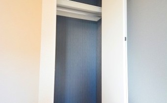 クローゼット　※室内写真は同建物内の2LDKタイプのものです。参考にご覧ください。