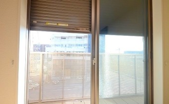 シャッター雨戸　※室内写真は同建物内の2LDKタイプのものです。参考にご覧ください。