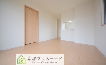 LDK 12.1帖　家族団欒できる広々としたリビングルームです。